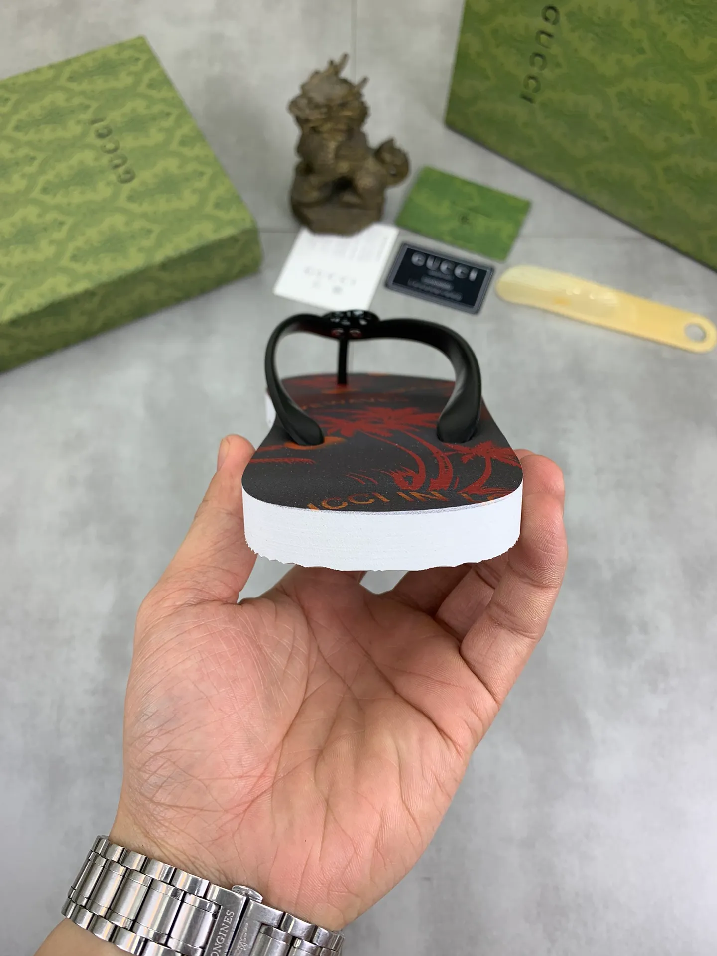 Men's men's shoes 💰P220💰【New style】🆘【GUCCI】Official website's popular Gucci adult couple 🧑‍🤝‍🧑 style, children's flip-flops are on sale at the counter simultaneously! Original fabric imported from Italy. Original bottom provided by the original factory. Size: Adult 36-45. Children’s size: 30-37. Multiple colors available.
